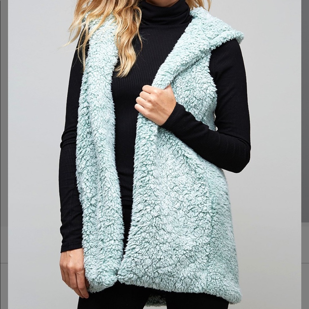 Sage Faux Fur Sherpa Vest Hoodie- Front pockets   34" long  NWOT
